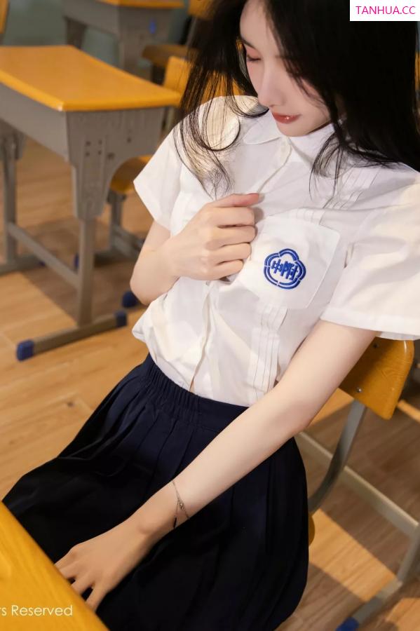 Carina Lee Carina布丁 [XiuRen]高清写真图 2025.05.16 No.10287 布丁wow 性感JK第18张图片